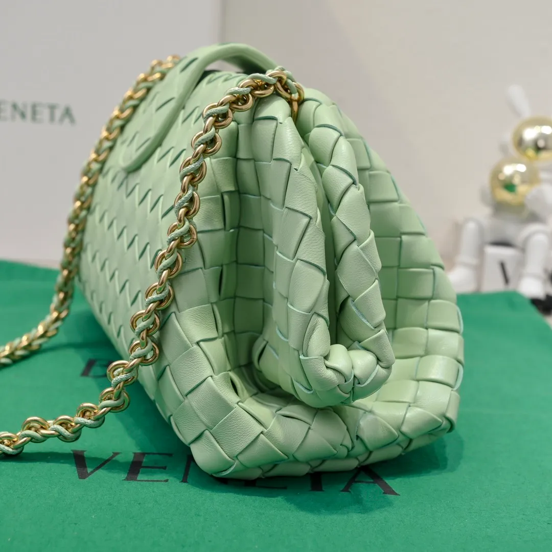 Batch 2260 Bitters Venetia 2024 summer series brings Lauren 1980 handbags back to the public eye. The design of the bag is inspired by ancient Roman architecture. It uses the brand's iconic Intrecciato lambskin woven bag body with a hard frame. No logo can be seen on the whole bag. It is equipped with a leather woven metal chain. When using it as a clutch, just put the chain directly in the bag ~ showing an elegant and timeless style. Decades later, when Lauren Hutton once again walked on the Bottega Venetia spring and summer show with this bag, the charm of the year still remains intact despite the passage of time. Size: 31.5*16.5*11 Style number: 5807#
